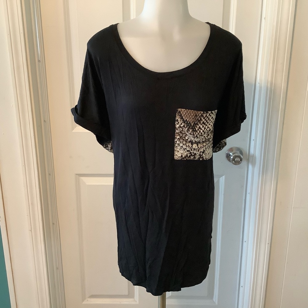 Est. 1946 t shirt sneake print and black, size 18/20W